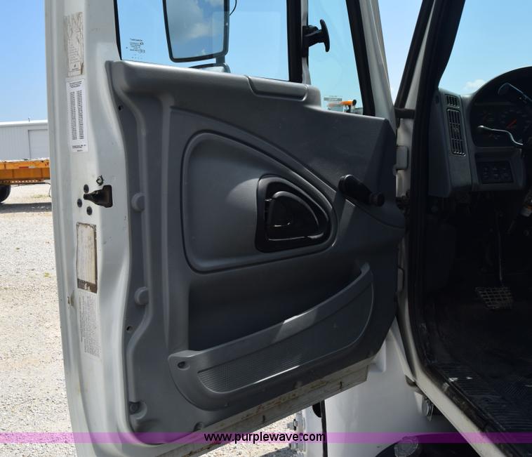 image for item I2043 2007 International DuraStar 4400 box truck