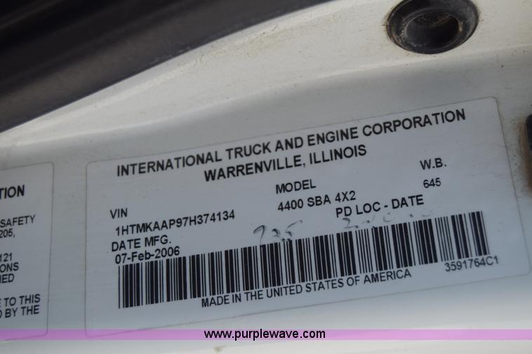 image for item I2043 2007 International DuraStar 4400 box truck