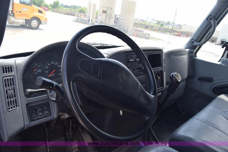image for item I2043 2007 International DuraStar 4400 box truck