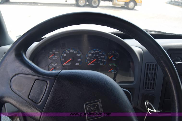 image for item I2043 2007 International DuraStar 4400 box truck