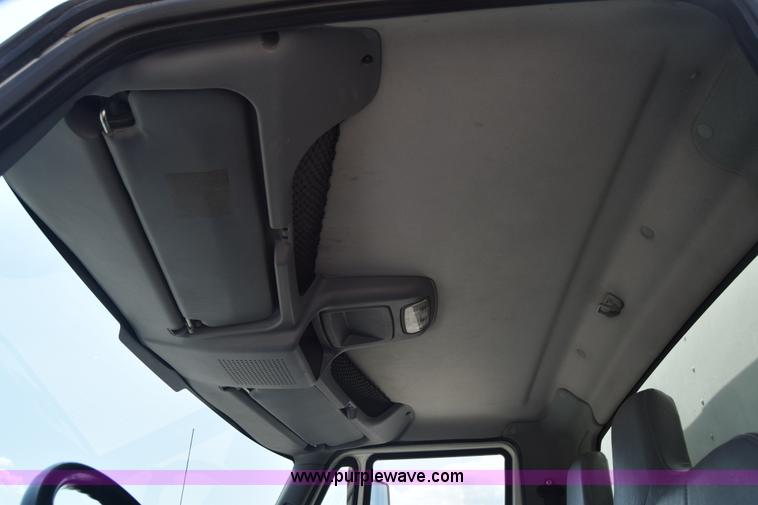 image for item I2043 2007 International DuraStar 4400 box truck