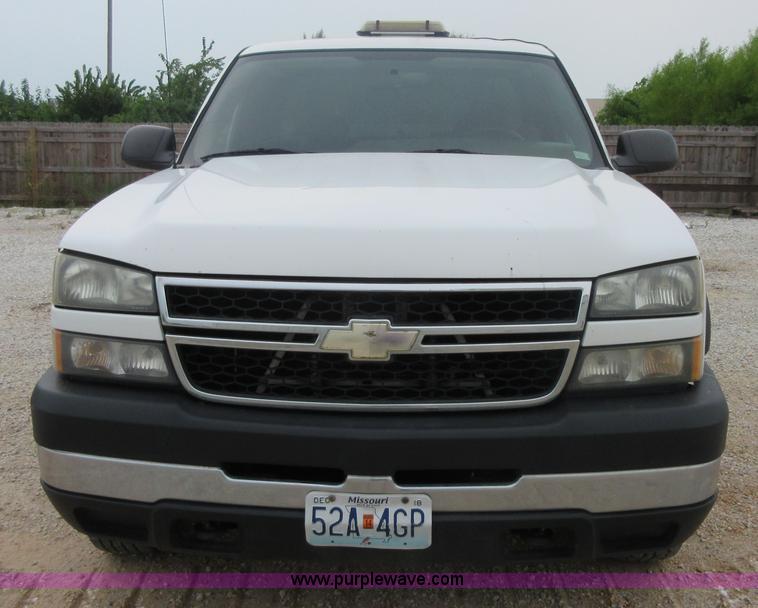 image for item I2044 2007 Chevrolet Silverado Classic 2500HD Ext. Cab pickup truck