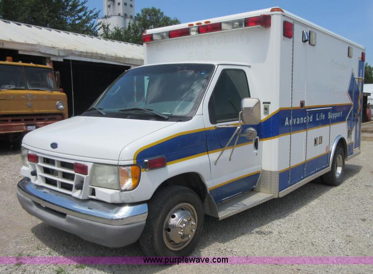 image for item I2054 2002 Ford 801 ambulance