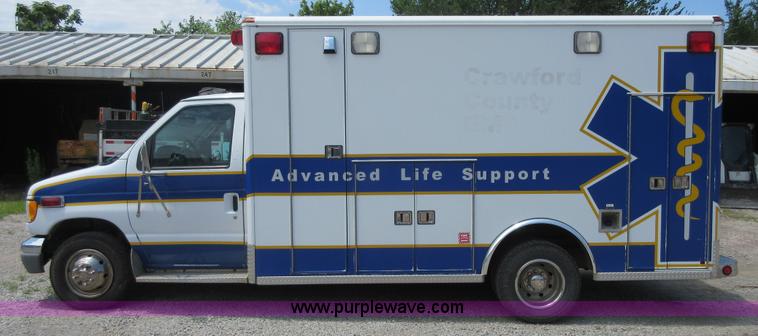 image for item I2054 2002 Ford 801 ambulance