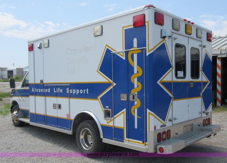 image for item I2054 2002 Ford 801 ambulance