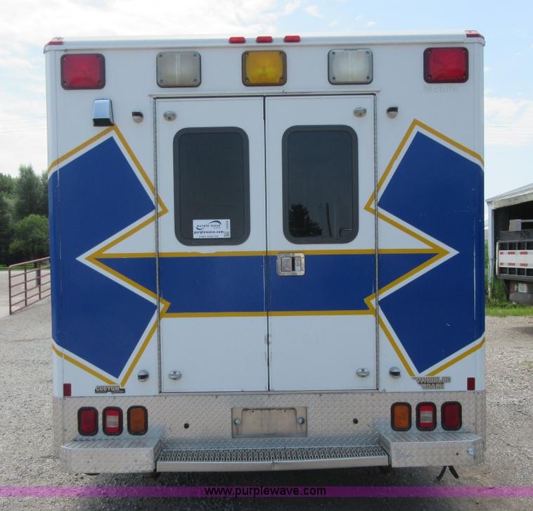 image for item I2054 2002 Ford 801 ambulance