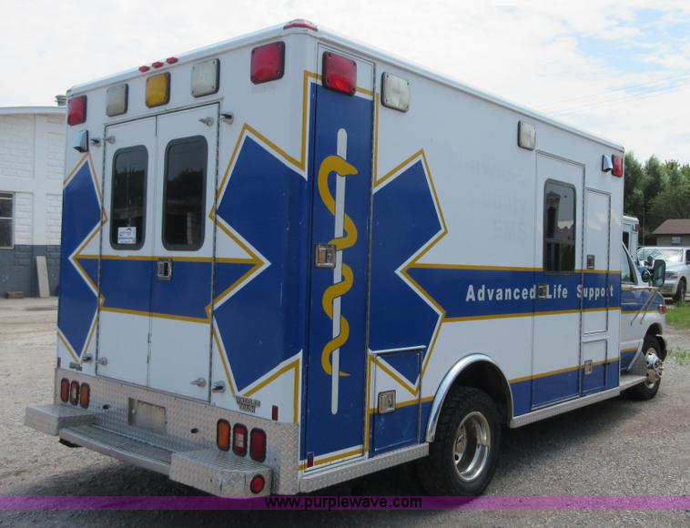 image for item I2054 2002 Ford 801 ambulance