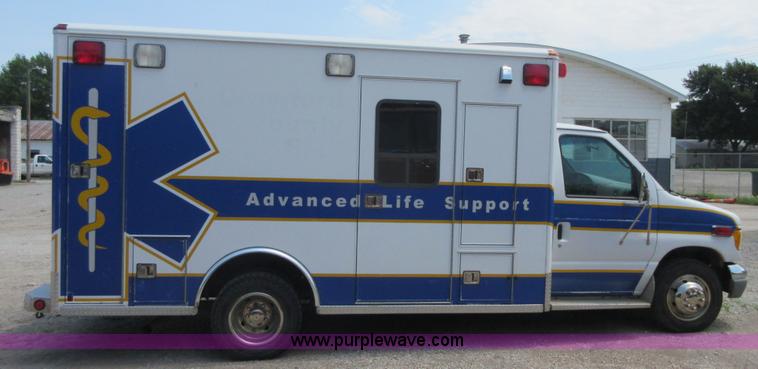 image for item I2054 2002 Ford 801 ambulance