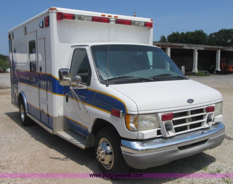 image for item I2054 2002 Ford 801 ambulance