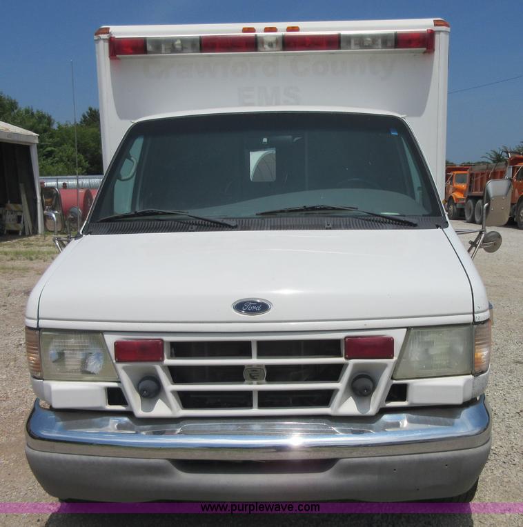 image for item I2054 2002 Ford 801 ambulance