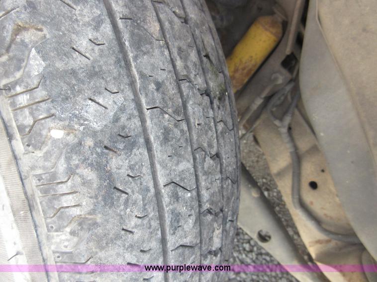 image for item I2054 2002 Ford 801 ambulance