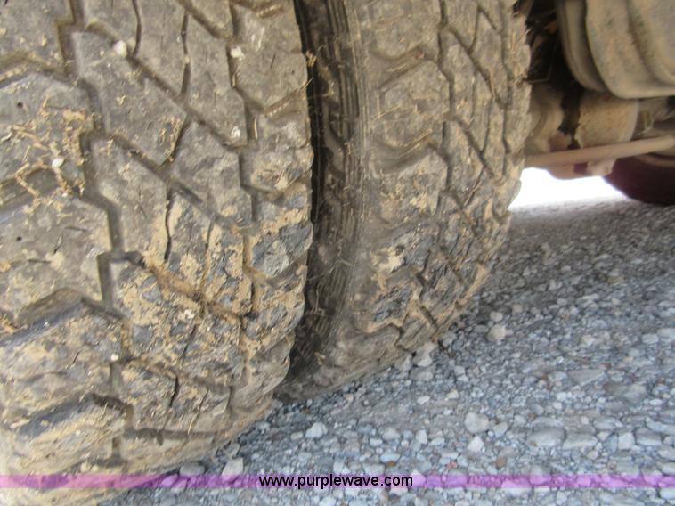 image for item I2054 2002 Ford 801 ambulance