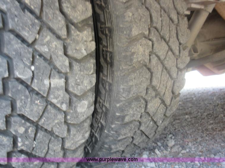 image for item I2054 2002 Ford 801 ambulance