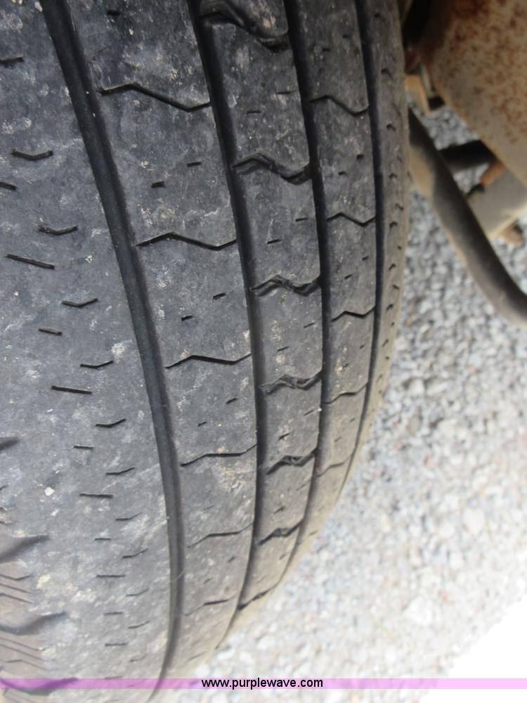 image for item I2054 2002 Ford 801 ambulance