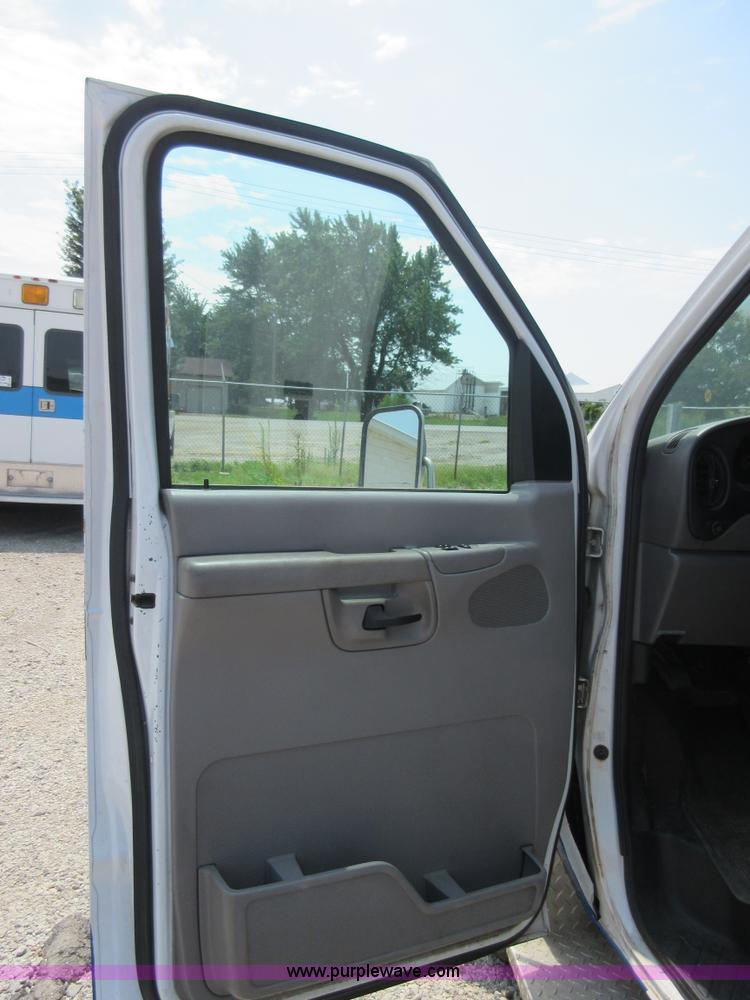 image for item I2054 2002 Ford 801 ambulance