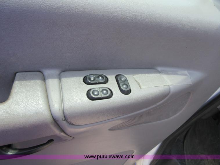 image for item I2054 2002 Ford 801 ambulance