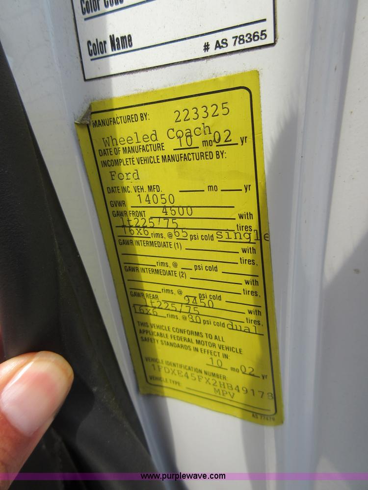 image for item I2054 2002 Ford 801 ambulance