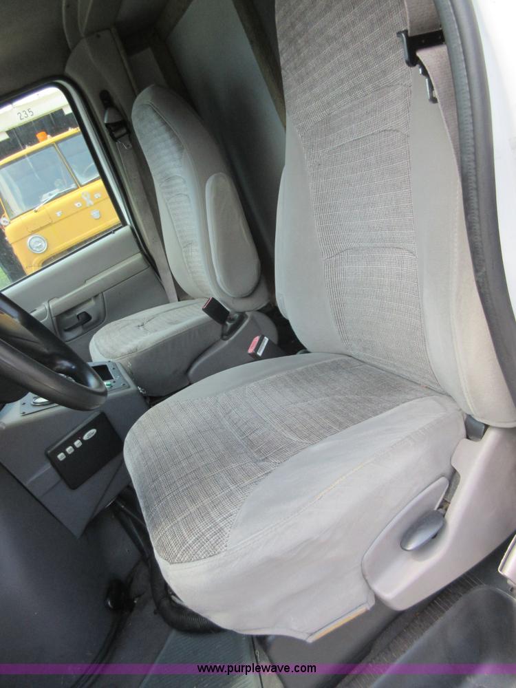 image for item I2054 2002 Ford 801 ambulance