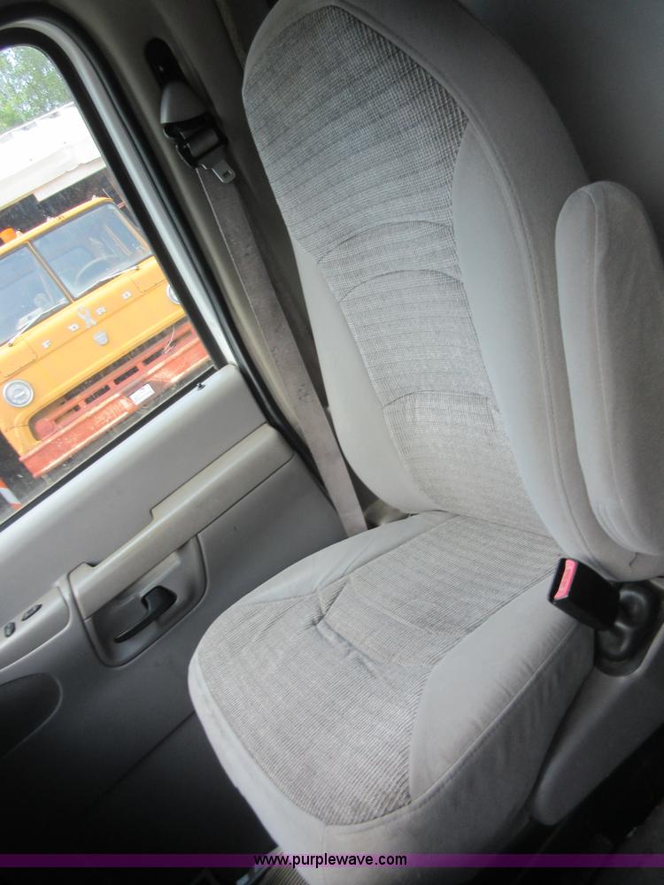 image for item I2054 2002 Ford 801 ambulance