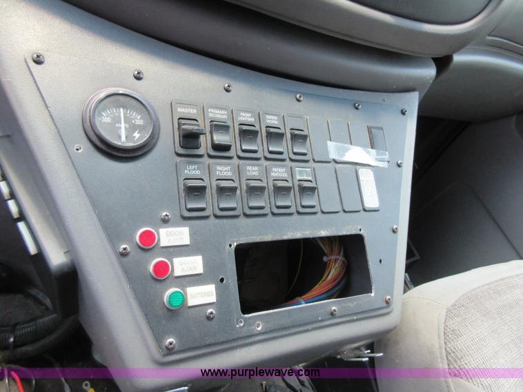 image for item I2054 2002 Ford 801 ambulance