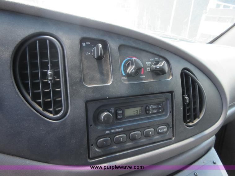 image for item I2054 2002 Ford 801 ambulance