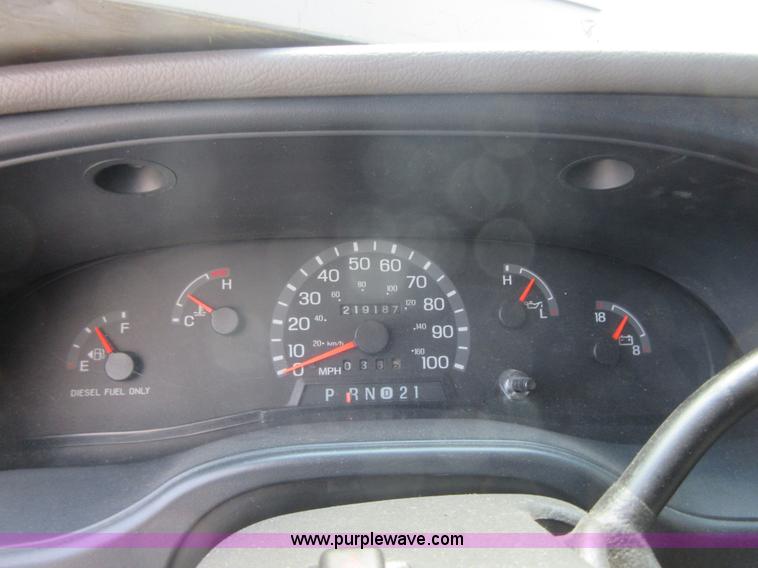 image for item I2054 2002 Ford 801 ambulance