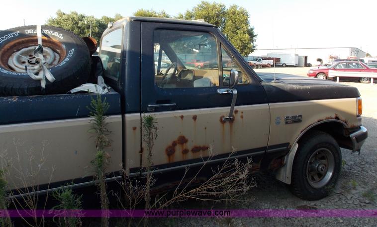 image for item J2715 1989 Ford F150 pickup truck