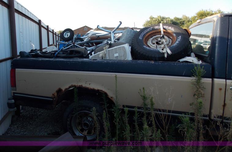 image for item J2715 1989 Ford F150 pickup truck