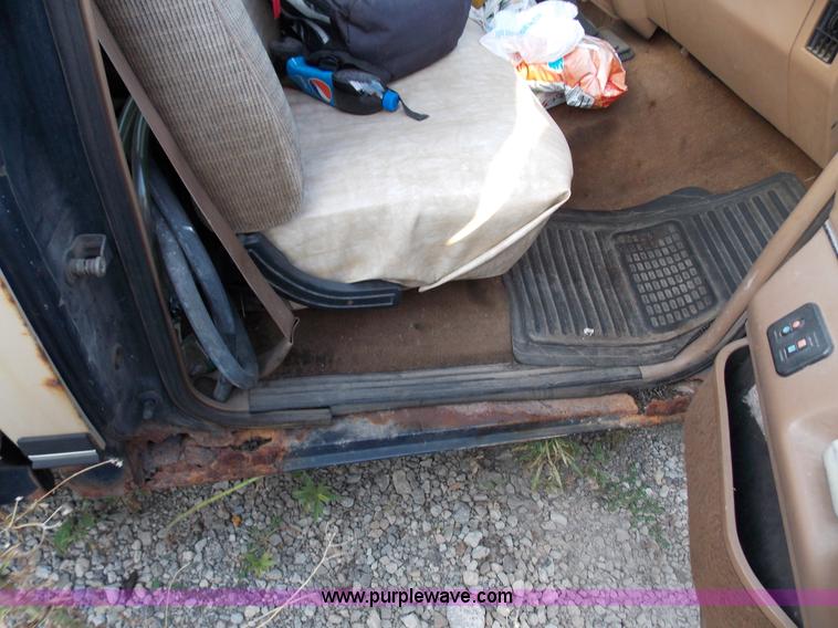 image for item J2715 1989 Ford F150 pickup truck