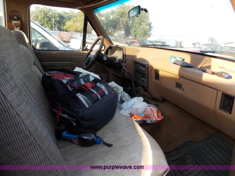 image for item J2715 1989 Ford F150 pickup truck