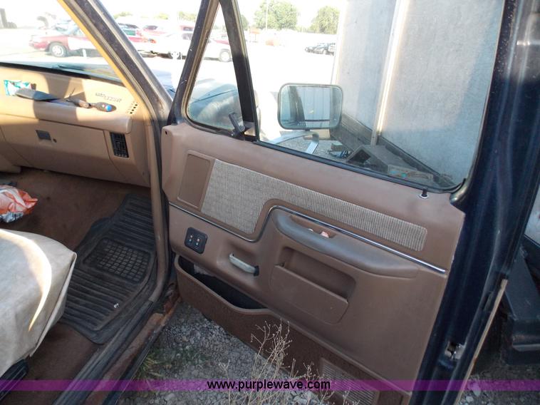 image for item J2715 1989 Ford F150 pickup truck