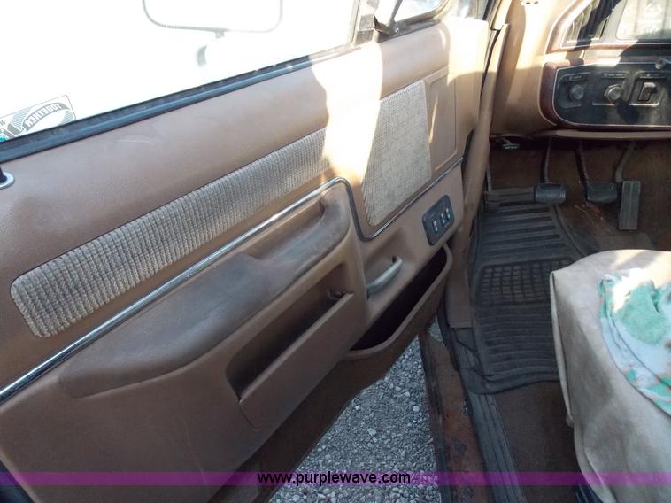 image for item J2715 1989 Ford F150 pickup truck