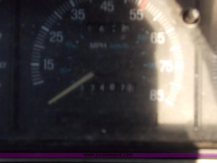 image for item J2715 1989 Ford F150 pickup truck