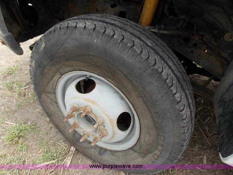 image for item J2748 2003 Ford F350 Super Duty XLT bale bed pickup truck