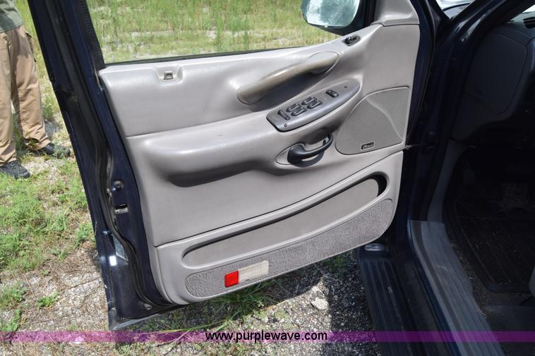 image for item J7831 1999 Ford Expedition SUV