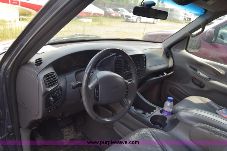 image for item J7831 1999 Ford Expedition SUV