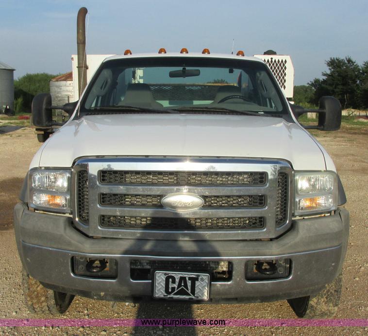 image for item J8205 2005 Ford F450 Super Duty service truck with crane