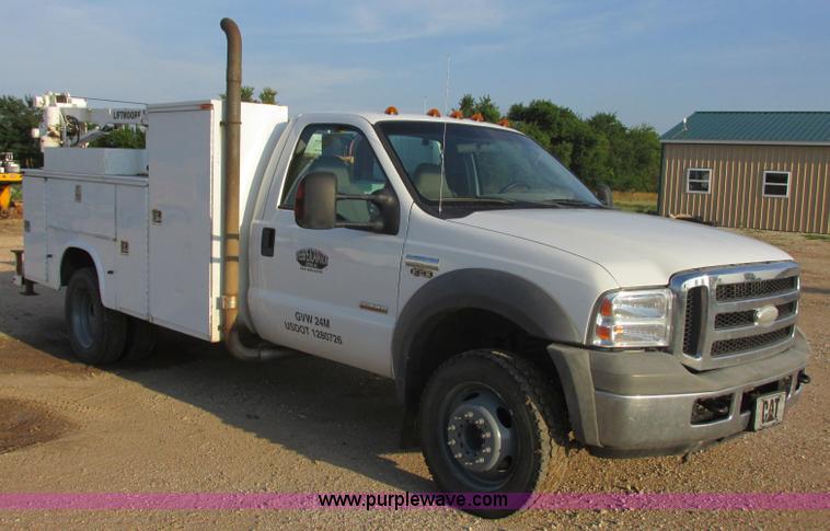 image for item J8205 2005 Ford F450 Super Duty service truck with crane