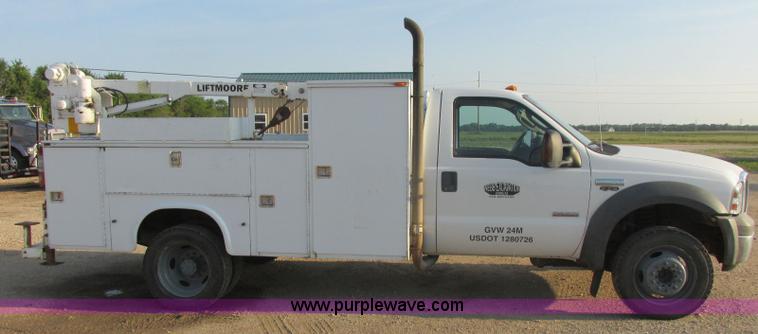 image for item J8205 2005 Ford F450 Super Duty service truck with crane