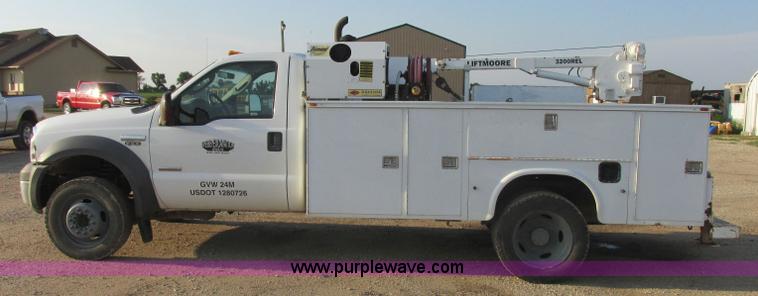 image for item J8205 2005 Ford F450 Super Duty service truck with crane