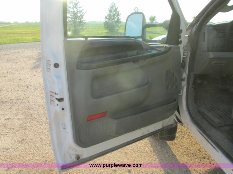 image for item J8205 2005 Ford F450 Super Duty service truck with crane