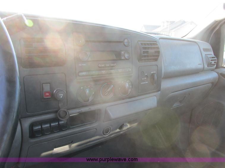 image for item J8205 2005 Ford F450 Super Duty service truck with crane