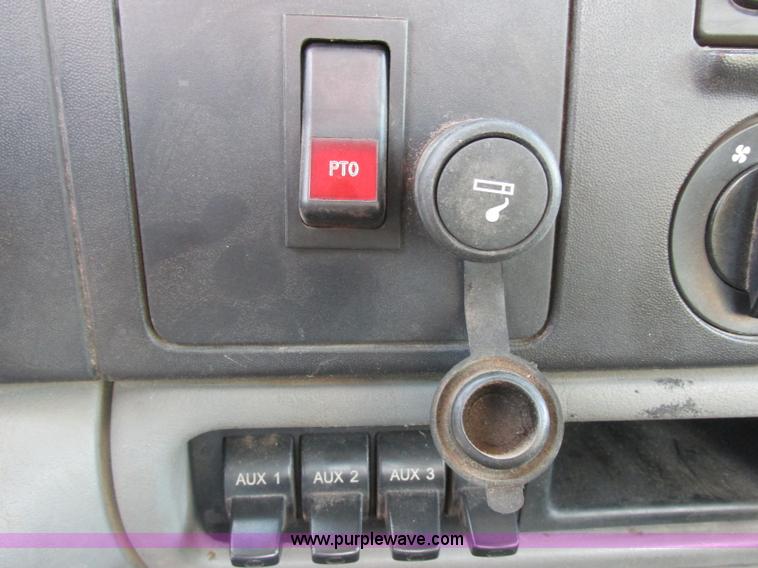 image for item J8205 2005 Ford F450 Super Duty service truck with crane