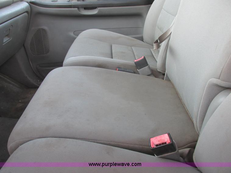 image for item J8205 2005 Ford F450 Super Duty service truck with crane