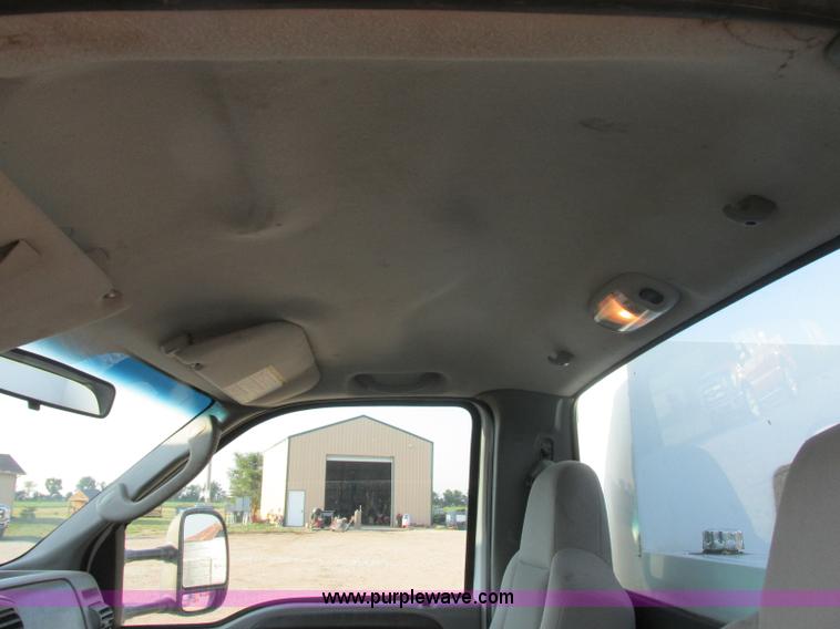 image for item J8205 2005 Ford F450 Super Duty service truck with crane