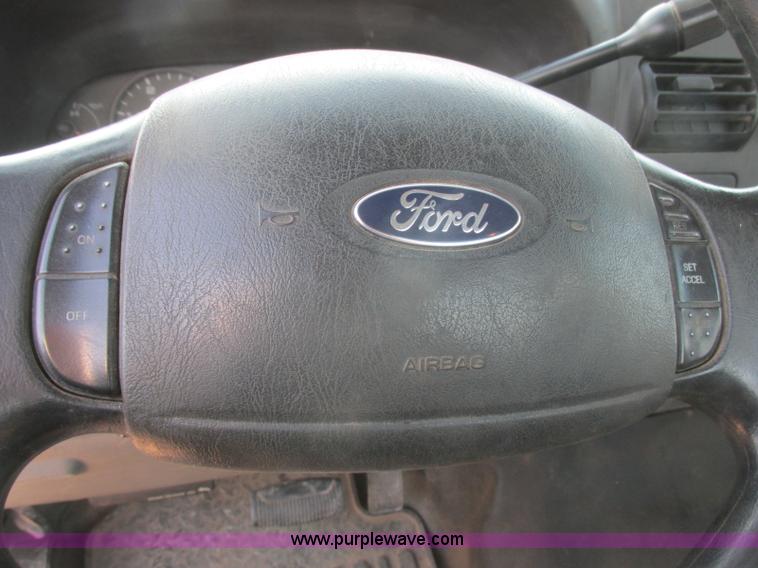 image for item J8205 2005 Ford F450 Super Duty service truck with crane