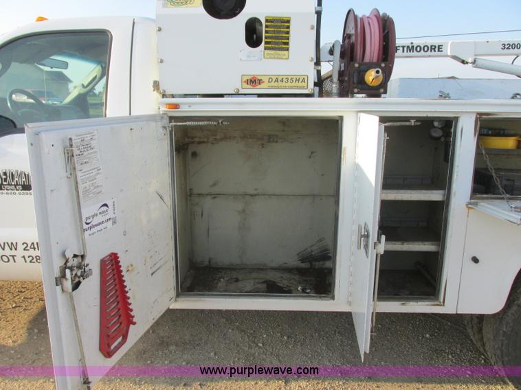 image for item J8205 2005 Ford F450 Super Duty service truck with crane