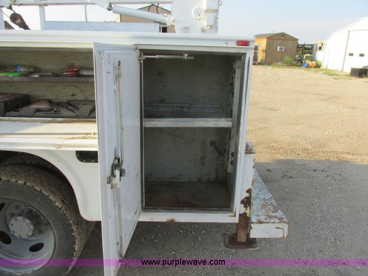 image for item J8205 2005 Ford F450 Super Duty service truck with crane