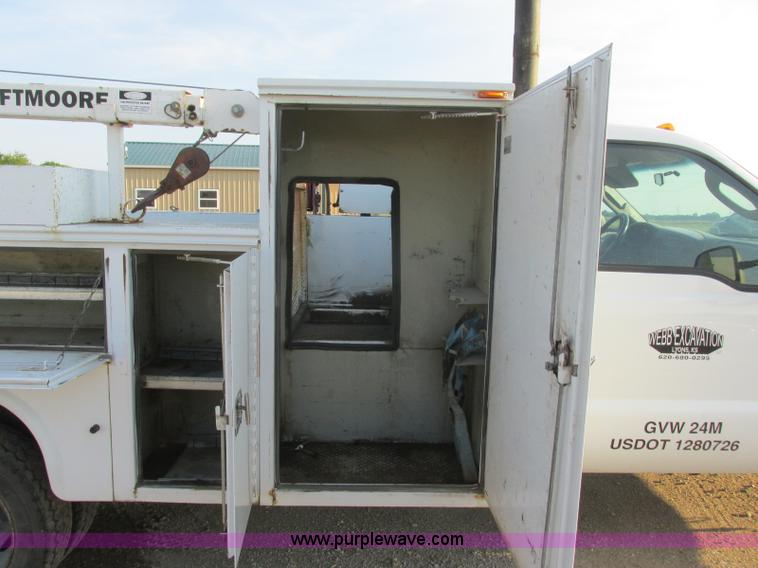 image for item J8205 2005 Ford F450 Super Duty service truck with crane