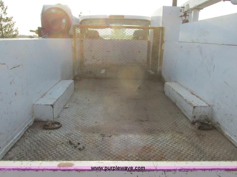 image for item J8205 2005 Ford F450 Super Duty service truck with crane